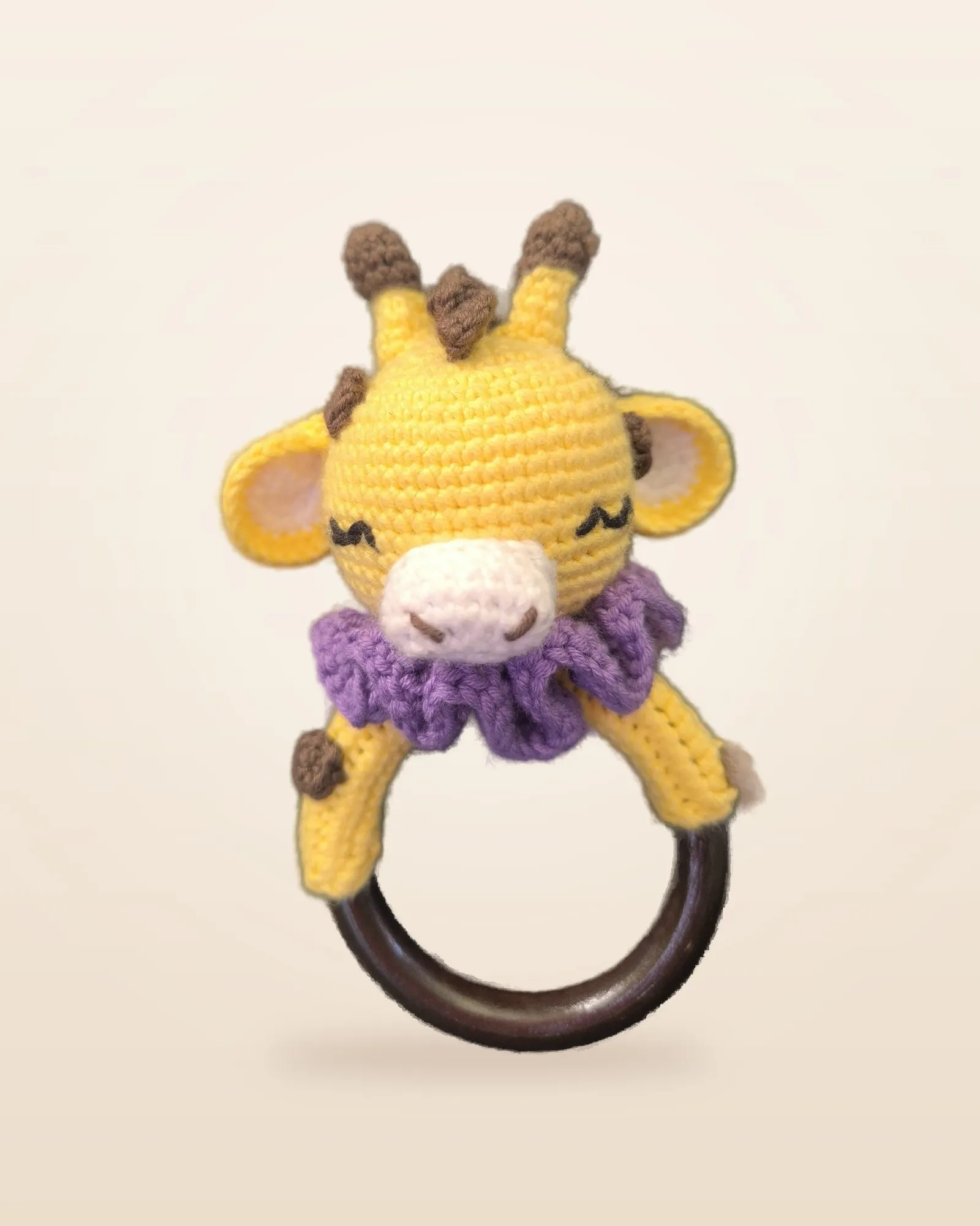 Sonajero de crochet con jirafa amarilla y aro de madera