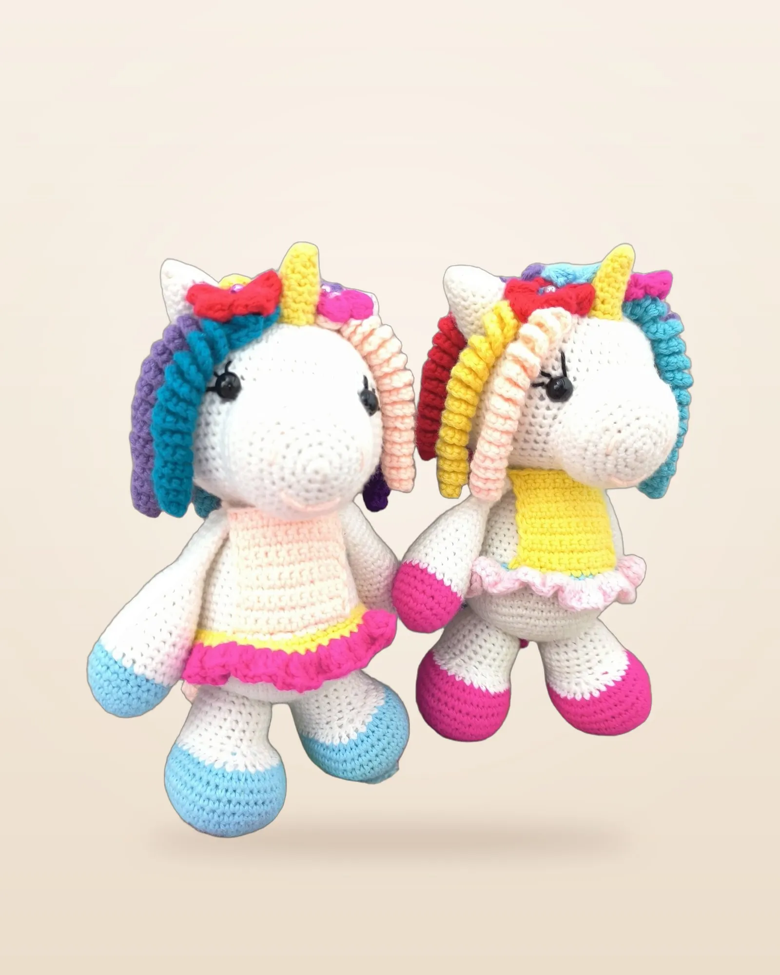 Unicornios de crochet con melena arcoíris